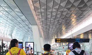 Những VÐV Việt Nam chờ chuyến bay thương mại về nước ngày 2/9. Họ không có chỗ trên chuyên cơ chở những VÐV được vinh danh và quan chức. Ảnh: VP