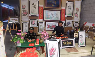 Ngày càng xuất hiện nhiều “ông đồ” trẻ dịp đầu xuân. Ảnh: U.P 