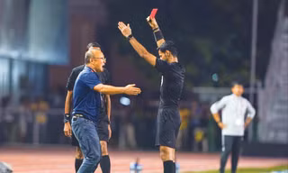 HLV Park Hang Seo nhận thẻ đỏ ở trận chung kết SEA Games 30. Ảnh: Zing