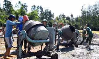 ÐVTN Phú Yên tham gia đổ bê tông sân trường Tiểu học An Ninh Ðông số 2 