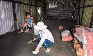 Nhà bà Ngọc đang trát nền 