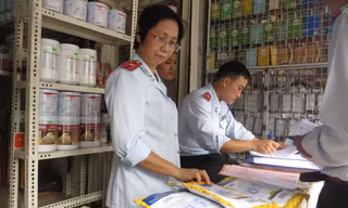 Cơ quan chức năng kiểm tra hóa đơn, chứng từ các quầy kinh doanh phụ gia thực phẩm tại chợ Kim Biên (quận 5, TPHCM) 