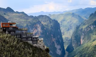 Panorama như gai bê tông giữa danh thắng. Ảnh: PV