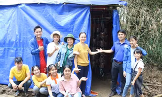 Các thầy cô và nhóm sinh viên chuyển giao công nghệ trồng nấm bào ngư trong chiến dịch Mùa hè xanh năm 2018 của ÐH Sư phạm (ÐH Ðà Nẵng) tại xã Duy Phước (huyện Duy Xuyên). Ảnh: NVCC