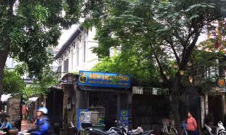 Con ngõ số 49 Phan Bội Châu, Hà Nội, nơi dẫn vào Nhà khách Tỉnh ủy Lai Châu - Ảnh: Dân trí