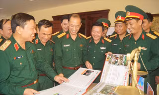 ​Ðại úy Hoàng (ngoài cùng bên phải) giới thiệu bài thi với lãnh đạo, đại biểu về dự lễ tổng kết, trao giải, ngày 1/11. Ảnh: NGUYỄN MINH