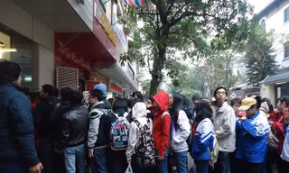 Fan xếp hàng mua tự truyện 
