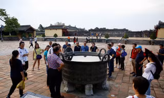 Du khách Trung Quốc tham quan Ðại Nội Huế. Ảnh: Như Ý
