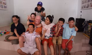 Những trẻ em da cam ở Trung tâm luôn thân thiết với Matt. Ảnh Giang Thanh 