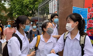 Thí sinh vui vẻ ra khỏi phòng thi môn cuối cùng trong kì thi tốt nghiệp THPT năm nay. Ảnh: Đỗ Hợp