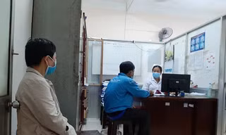 Bệnh nhân nhiễm HIV đến khám định kỳ tại Bệnh viện Đa khoa tỉnh Vĩnh Long. Ảnh: TTKSBT