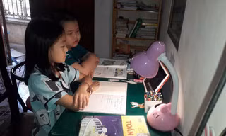 Vì nghẽn mạng, nhiều học sinh không vào được mạng đành sang nhà bạn học cùng nhau. Ảnh: Đỗ Hợp