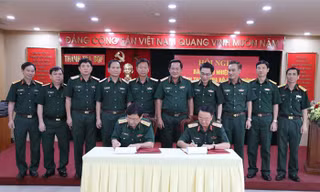 Trung tướng Đặng Trọng Quân và Thiếu tướng Lê Đình Thương ký Biên bản bàn giao nhiệm vụ Chánh Thanh tra Bộ Quốc phòng.