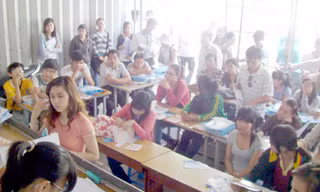 Thí sinh nhận giấy báo điểm tại Cơ quan Đại diện Bộ GD&ĐT tại TP HCM ngày 20-8. Ảnh: Quang Phương