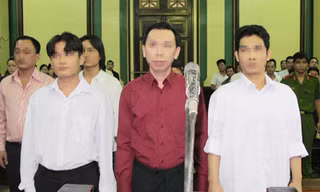 Bị cáo Phan Cao Trí (áo sẫm màu) cùng đồng phạm trước vành móng ngựa