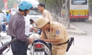 CSGT Hà Nội lập biên bản xử phạt người vi phạm giao thông. Ảnh: Trọng Đảng