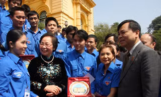 Phó Chủ tịch nước Nguyễn Thị Doan (thứ 2 hàng đầu, từ trái sang) và Bí thư T.Ư Đoàn Nguyễn Hoàng Hiệp tại buổi giao lưu sáng 31-3	Ảnh: Nguyễn Hà