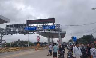 Ngày đầu thu phí, hai trạm BOT Quốc lộ 26 bị dân vây kín
