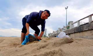 Dân Nha Trang ra biển xúc cát về chống bão