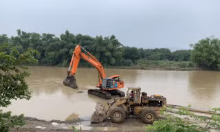 Bất chấp lệnh cấm, ngang nhiên múc cát sỏi giữa sông Dinh