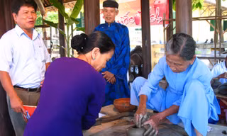 Các nghệ nhân làng gốm Phước Tích biểu diễn làm hàng gốm tại Festival nghề truyền thống Huế