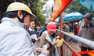 Phát ấn tại đền Trần. Ảnh: Minh Đức