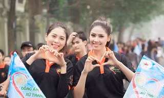 Nguyễn Thị Loan đạp xe quyên góp áo ấm cho trẻ nghèo
