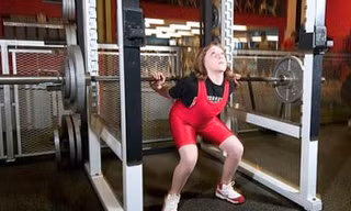 Bé gái 10 tuổi nâng bổng quả tạ gần 100 kg