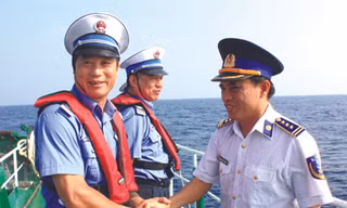 Cán bộ CSB Việt Nam trên tàu ngư chính Trung Quốc