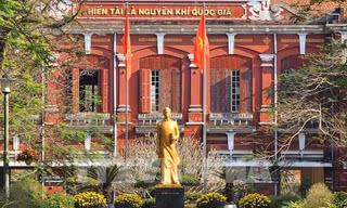 Trường chuyên nào thành lập năm 1896, nhiều lãnh đạo của đất nước từng theo học?
