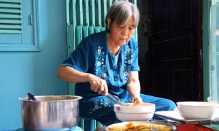 Cụ bà tóc bạc ở TPHCM bán bánh tên lạ, khách muốn ăn phải đến sớm ngồi chờ