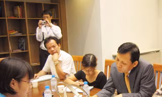 Hứa giảm phí, điều chỉnh giá