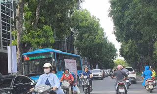 Xe buýt và những kẽo kẹt dịu dàng 