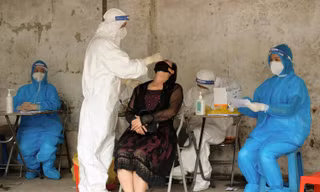 Để mở cửa kinh tế trở lại, tỷ lệ số mẫu xét nghiệm dương phải giảm liên tục trong vòng 14 ngày Ảnh: Mạnh Thắng