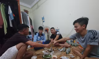 Những khoảng lặng thanh xuân, bài 2: Tan ca - ngủ và ăn nhậu