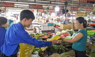 Áo xanh hành động vì 'chợ xanh'