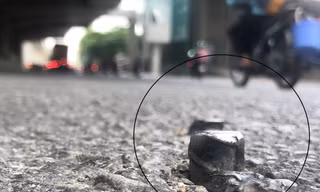 Nhiều mũi đinh nhô cao trên đường Hồ Tùng Mậu 
