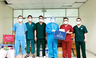 Chủ tịch Quỹ thiện nguyện Hồng Phúc trao quà cho Đoàn cán bộ y tế tỉnh Sơn La làm nhiệm vụ Bệnh viện dã chiến thu dung số 12 