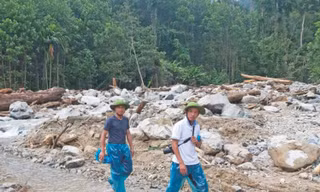 Những mùa dép rọ đau thương
