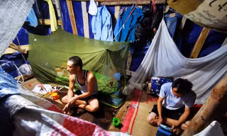 Hà Nội giãn cách xã hội, người dân không ra đường khi không cần thiết, nhưng nếu muốn được hỗ trợ họ phải về quê xin xác nhận Ảnh: Hoàng Mạnh Thắng 