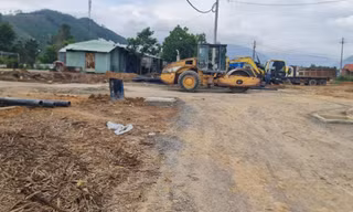 Chưa áp giá đền bù đã san ủi đất của dân? 