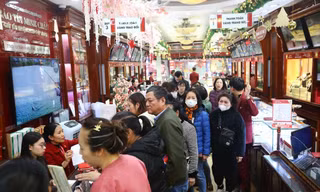 Lý do giá vàng bất ngờ tăng sốc