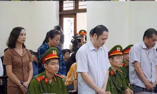Các bị cáo trong phiên tòa xét xử gian lận thi cử tại Hà Giang 