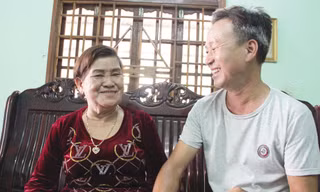 Bà Minh hạnh phúc bên người con trai nuôi Ảnh: H.V