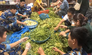 Tổ hậu cần trên tàu KN-290 chuẩn bị bữa ăn chiều cho các đại biểu 