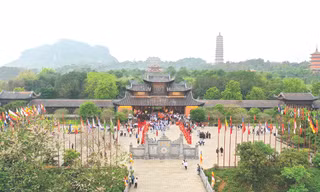 Phía sau một đại gia xây chùa ăn chay trường