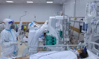 Điều trị bệnh nhân COVID-19 nặng tại Bệnh viện hồi sức COVID-19. Ảnh: Ngô bình