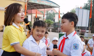 Cảm động tình bạn đẹp của hai học sinh 
