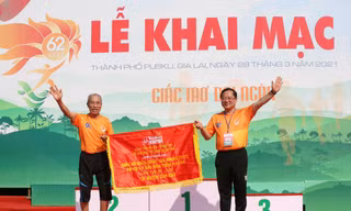 HLV Bùi Lương thay mặt Bà Rịa-Vũng Tàu nhận cờ đăng cai Tiền Phong Marathon 2022 tổ chức tại Côn Đảo từ nhà báo Lê Xuân Sơn, Tổng biên tập báo Tiền Phong, trưởng BTC giải. Ảnh: Như Ý 