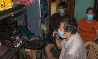 Đài trực canh tại nhà ngư dân Trần Tổng ở xã Nghĩa An đang nối liên lạc với những ngư dân đang tránh bão Rai ngoài khơi. Ảnh: Hà Anh 
